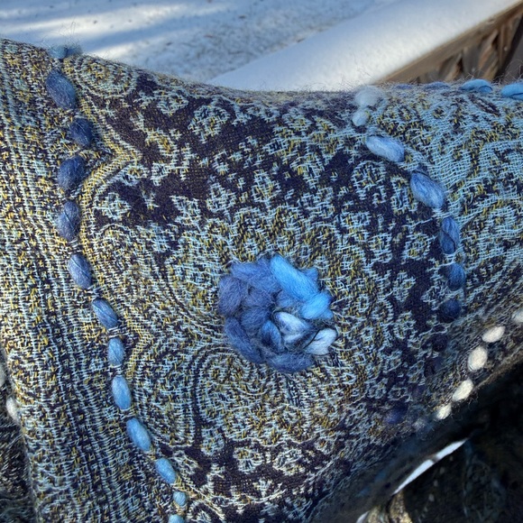 Elegant Blue Paisley Shawl with Fur Trim - Picture 7 of 12